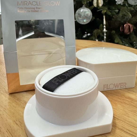 New! Flower Miracle Glow Satin Finishing Powder - Picture 3 of 4
